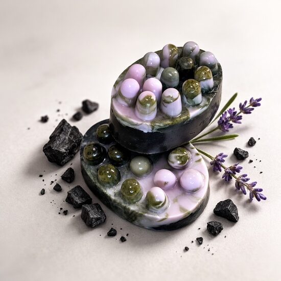Melnā ogle ar baltā muskusa un lavandas smaržu